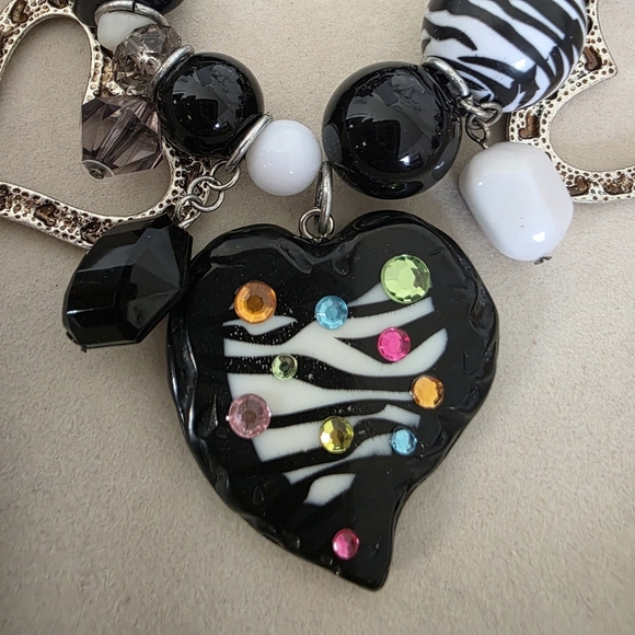 Chunky And Bold Acrylic Bead Zebra Print Charm Bracelet - Picture 3 of 10